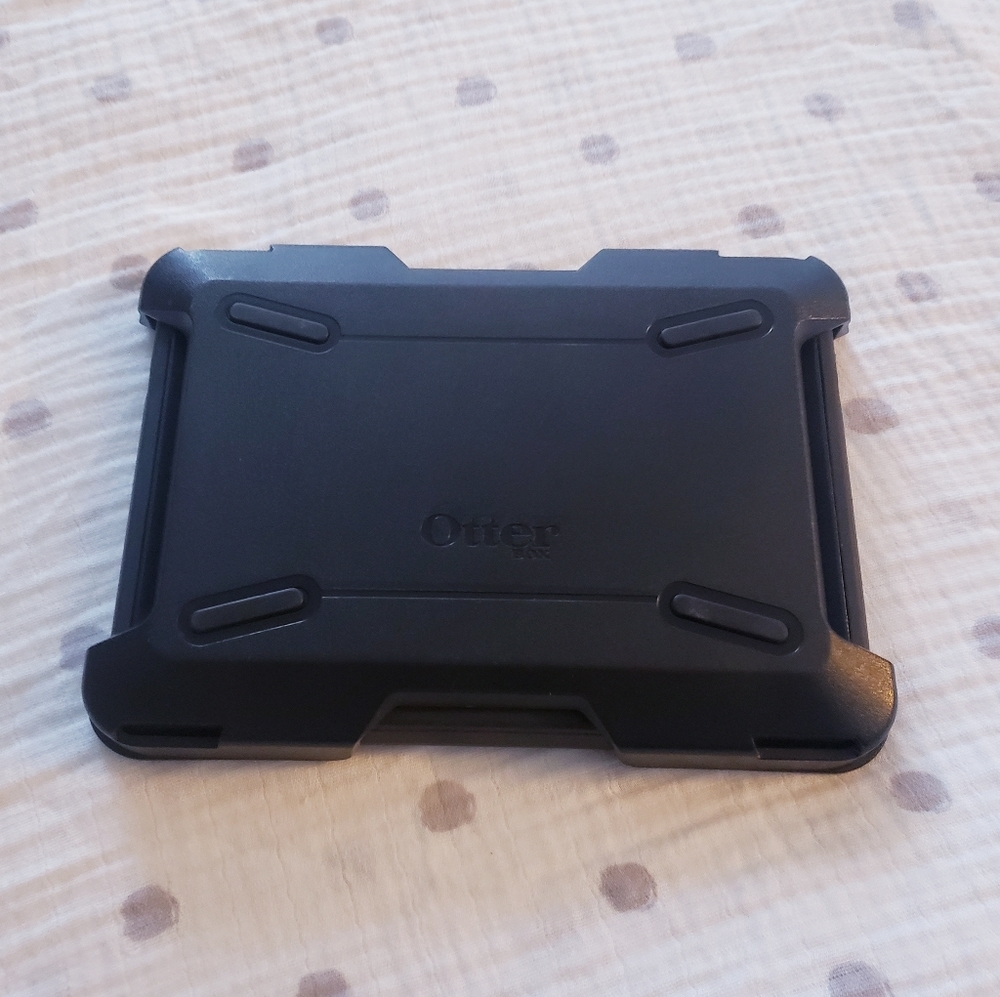 Otterbox Ipad/Tablet Hard Shell Case. Euc. - image 3